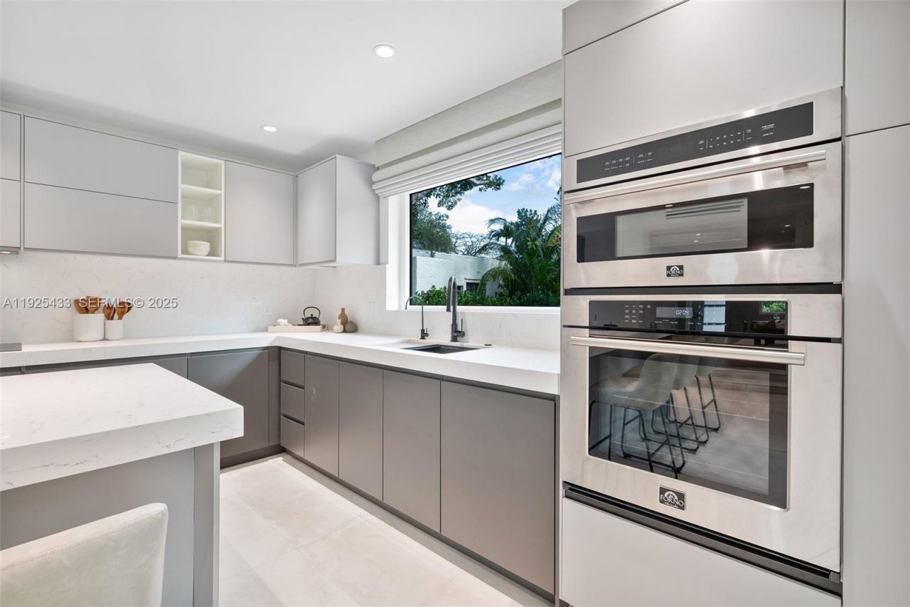 8825 NE 10th Ave, Miami, FL 33138 Photo