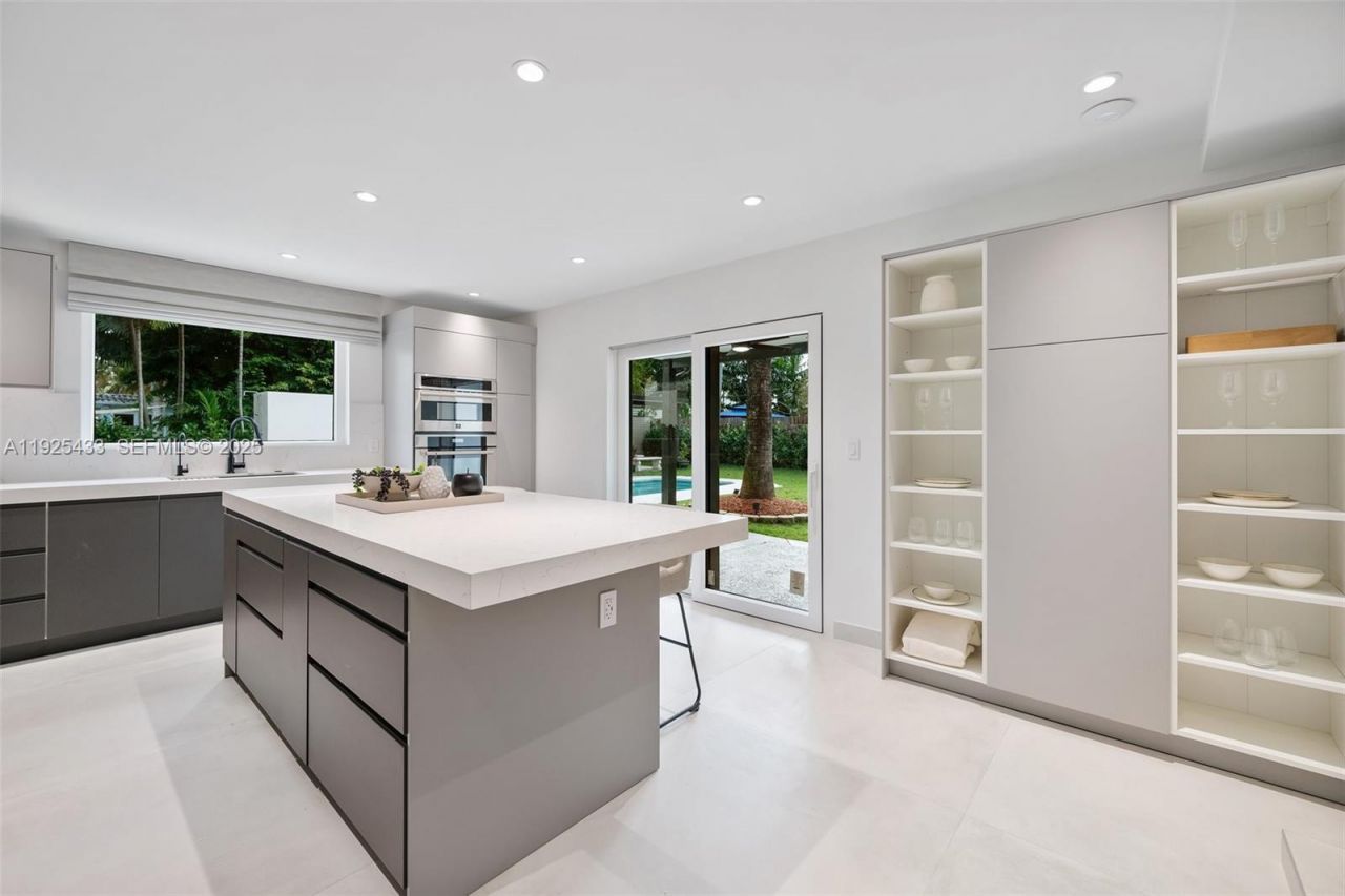 8825 NE 10th Ave, Miami, FL 33138 Photo