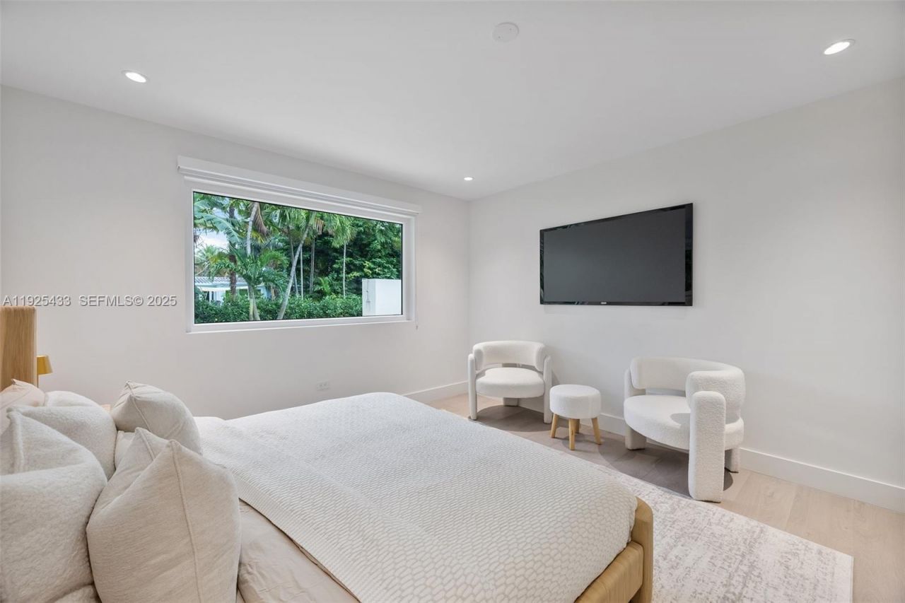 8825 NE 10th Ave, Miami, FL 33138 Photo