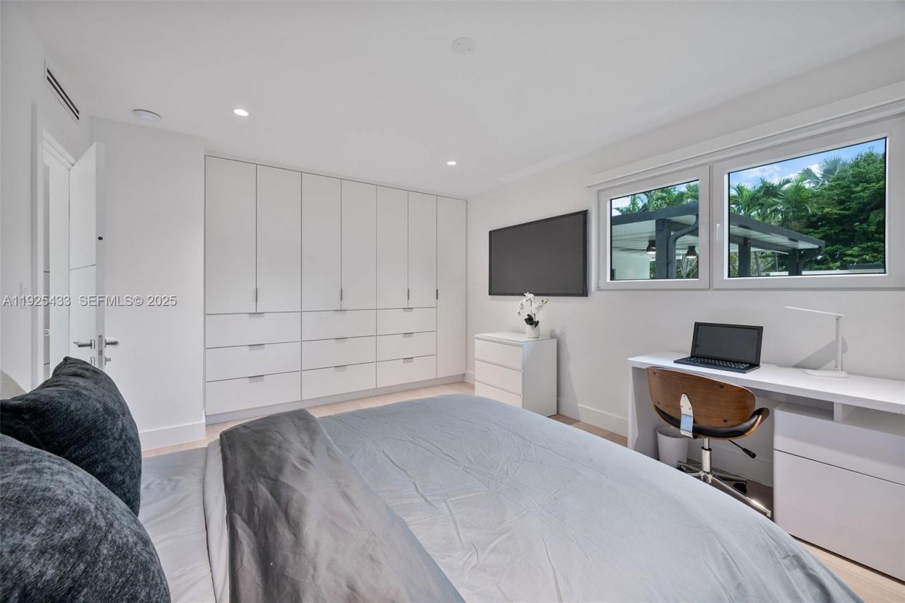 8825 NE 10th Ave, Miami, FL 33138 Photo