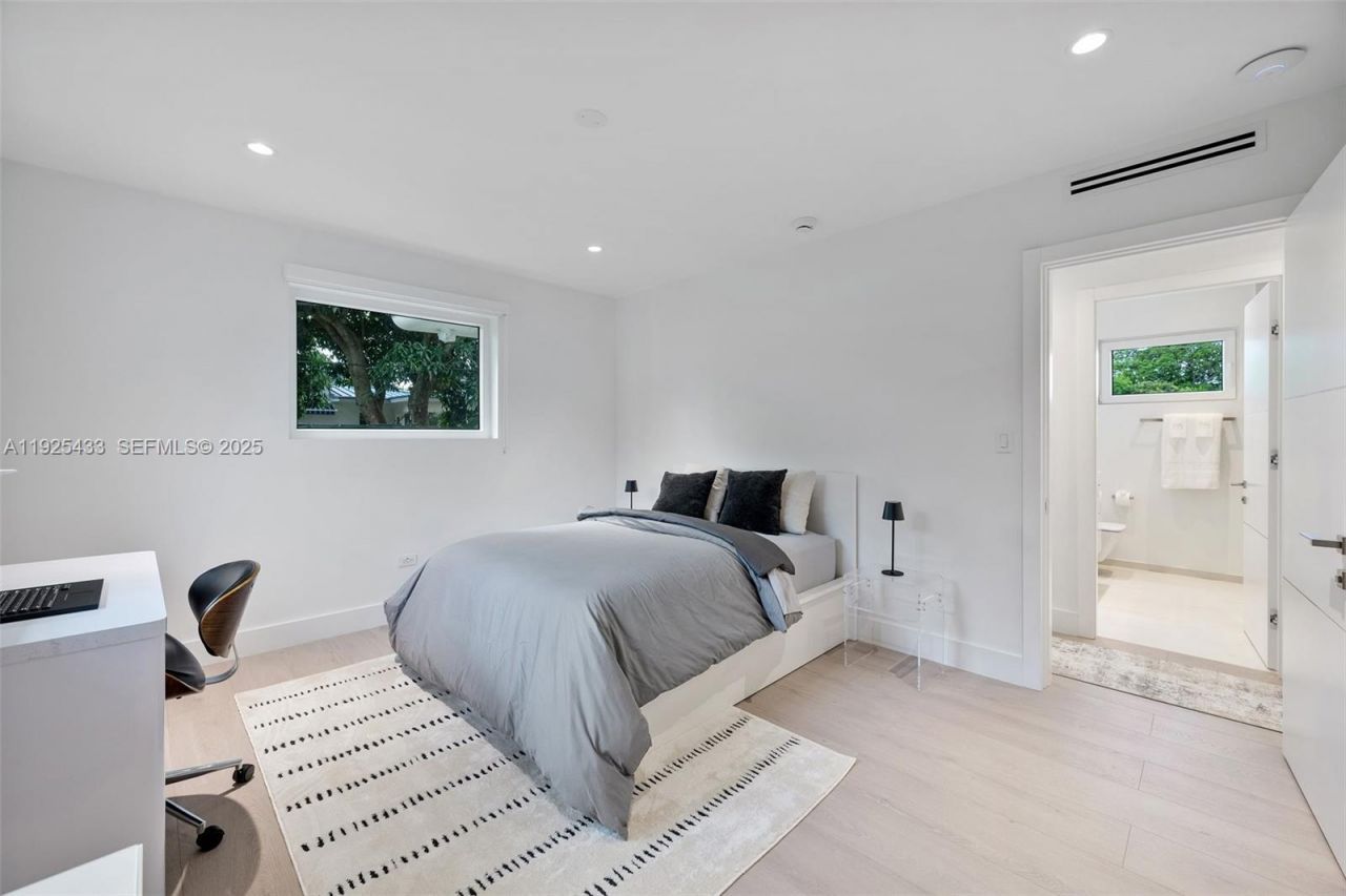 8825 NE 10th Ave, Miami, FL 33138 Photo