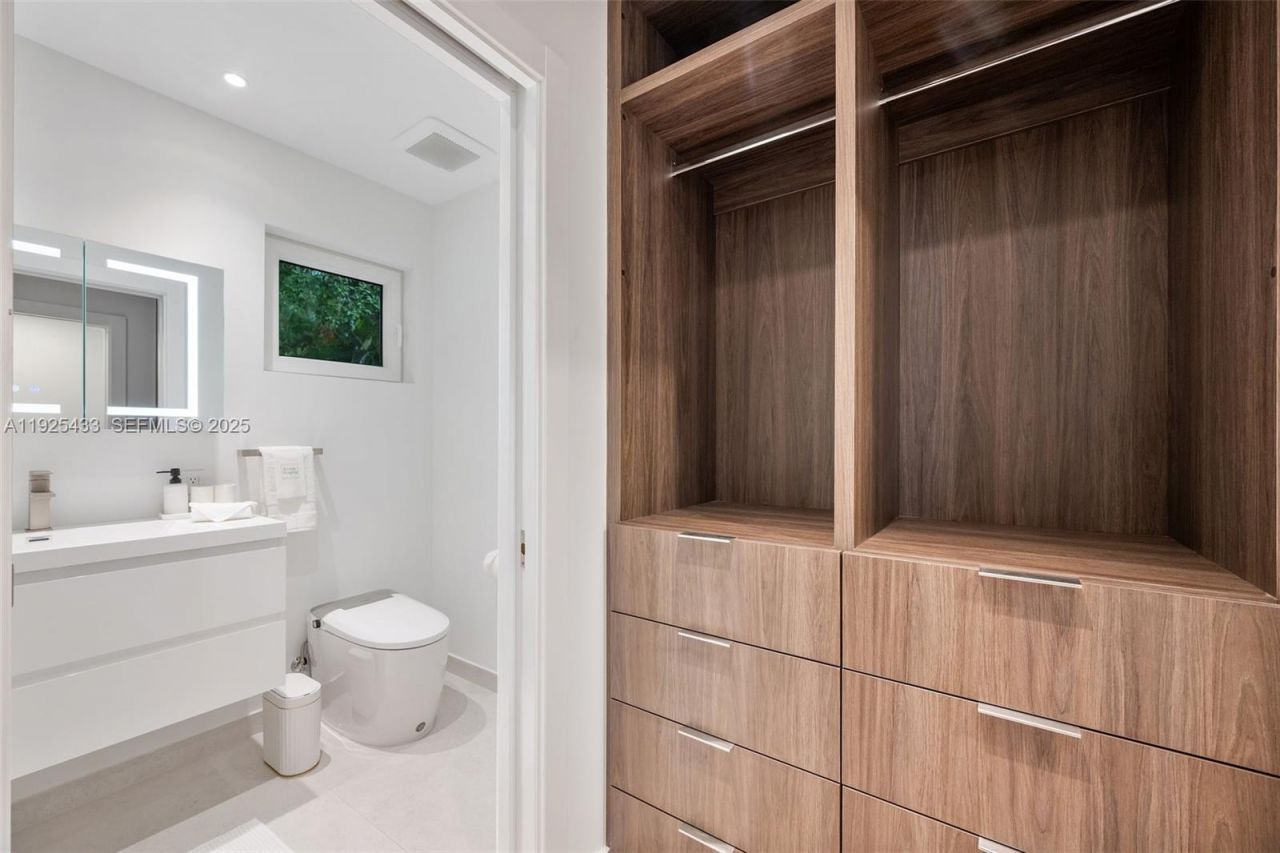 8825 NE 10th Ave, Miami, FL 33138 Photo