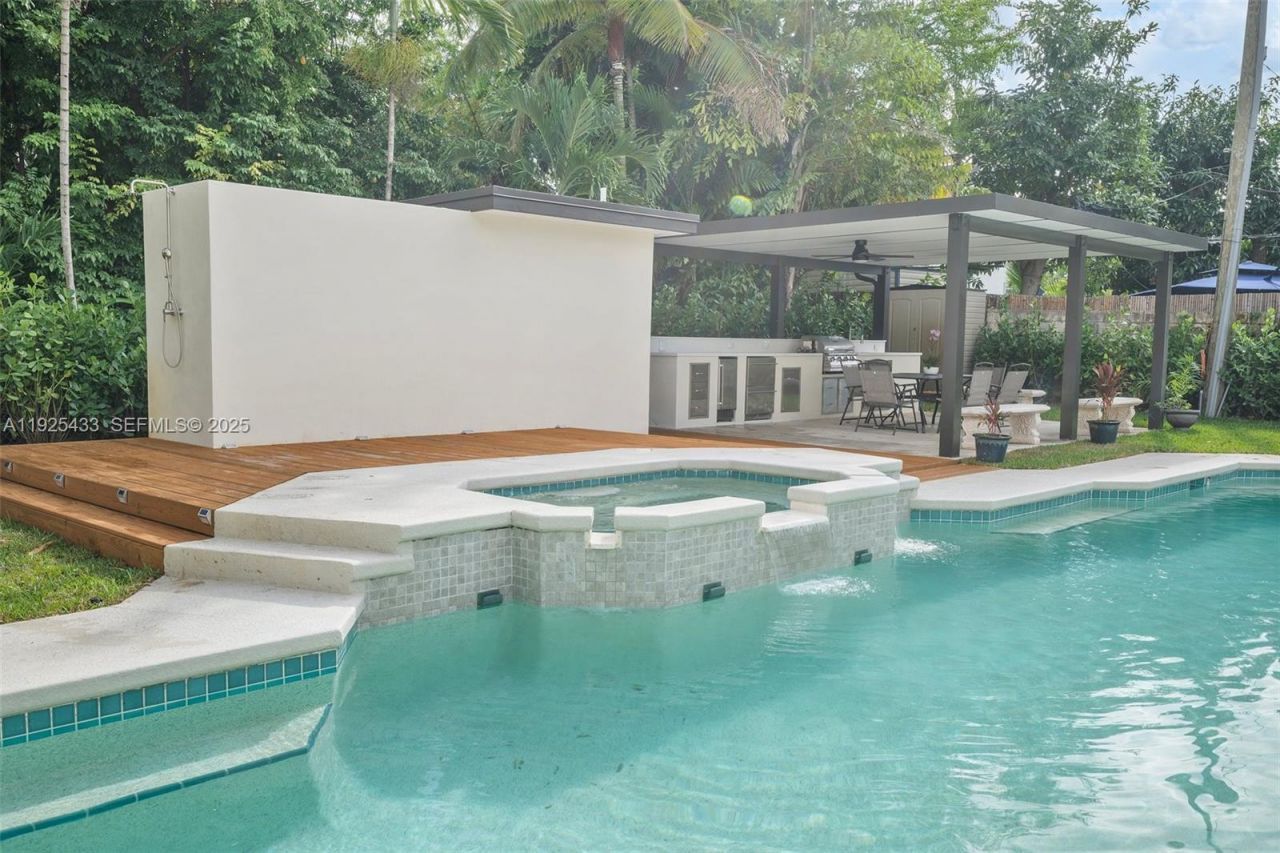 8825 NE 10th Ave, Miami, FL 33138 Photo