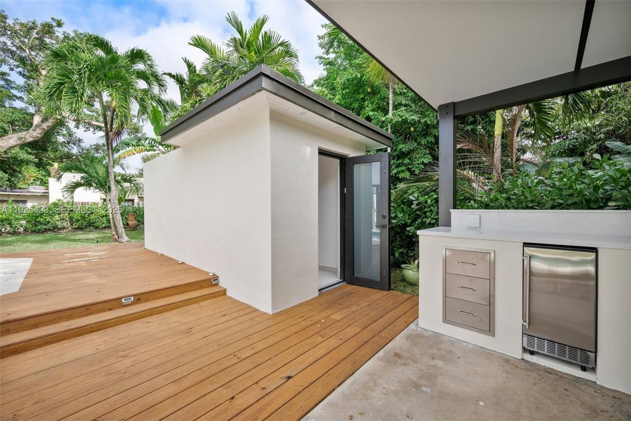 8825 NE 10th Ave, Miami, FL 33138 Photo