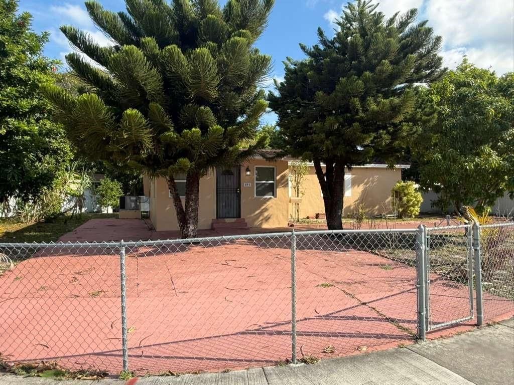 691 NW 187th St, Miami, FL 33169 Main Photo