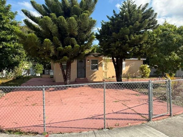 691 NW 187th St, Miami, FL 33169