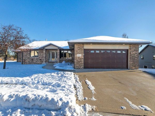 2987 Deerwood Circle, Dubuque, IA 52003