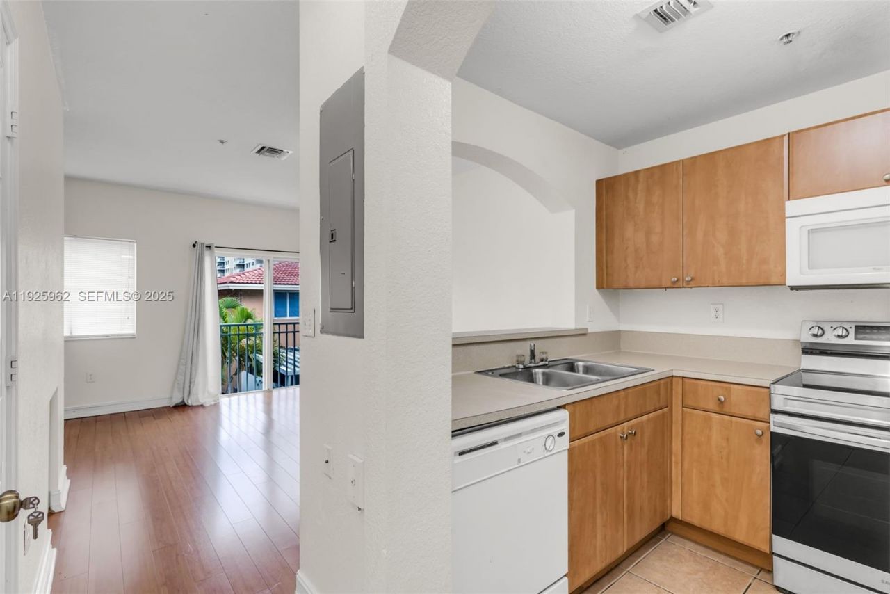 7995 NW 8th St, Unit 114, Miami, FL 33126 Photo