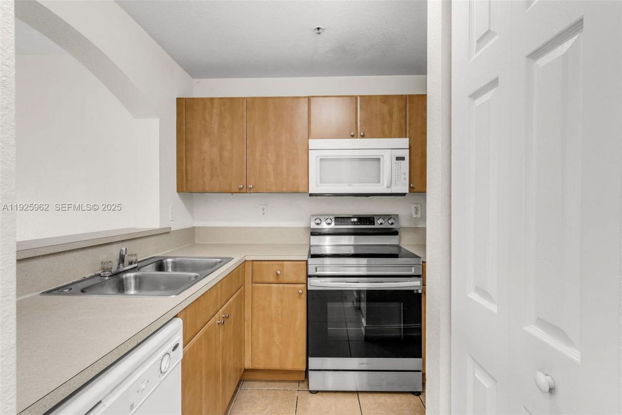 7995 NW 8th St, Unit 114, Miami, FL 33126 Photo