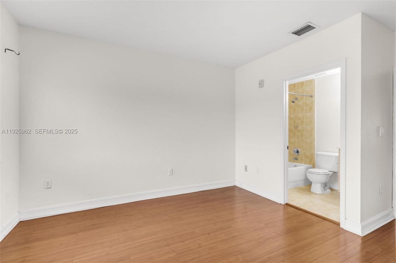 7995 NW 8th St, Unit 114, Miami, FL 33126 Photo