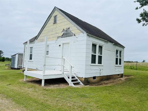 1519 S Underwood Road, Yale, OK 74085