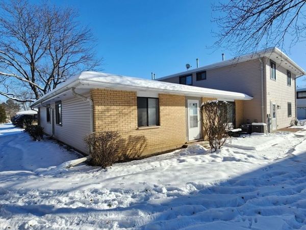 123 Brewster Court, Unit B, Bloomingdale, IL 60108