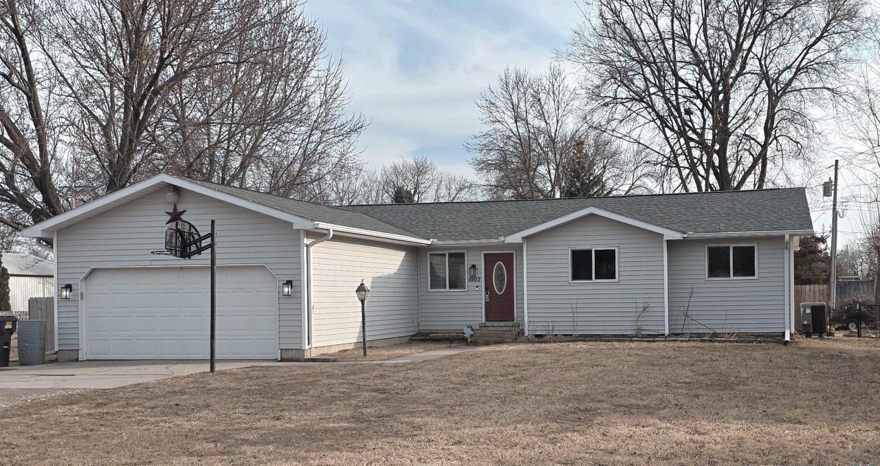 1002 Vine Street, Dakota City, NE 68731 Main Photo