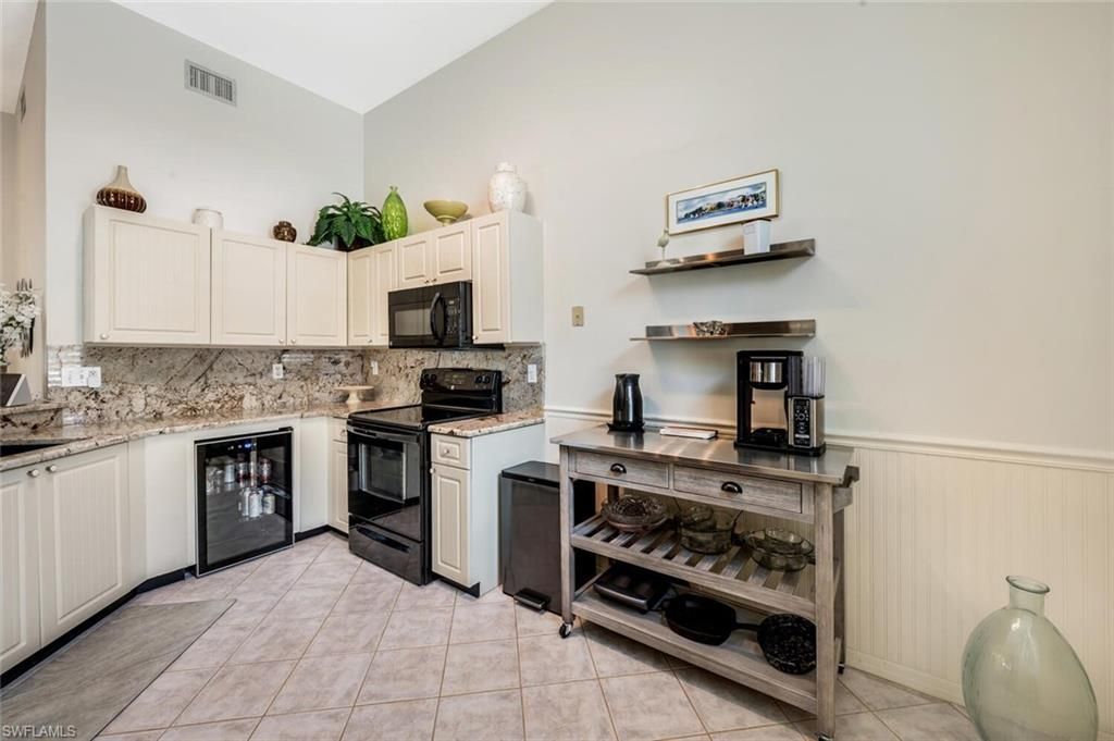 559 Beachwalk Cir, Unit U202, Naples, FL 34108 Photo