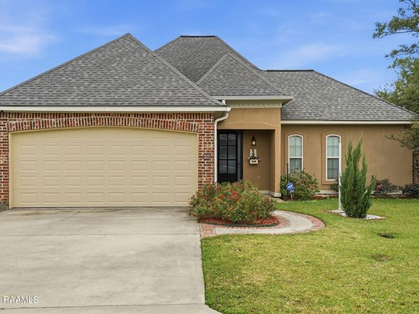 100 Tall Oaks Lane, Youngsville, LA 70592