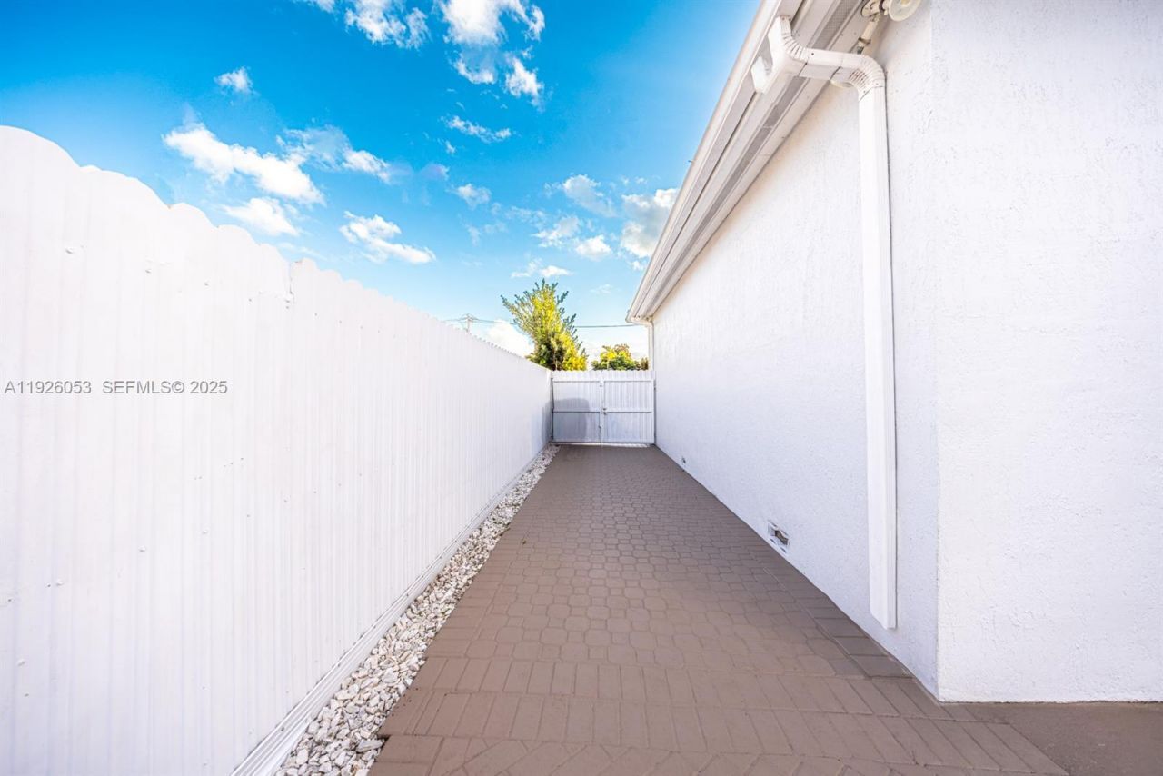 9365 SW 44th St, Miami, FL 33165 Photo