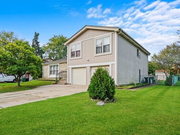 304 Sutherland Lane, Bloomingdale, IL 60108