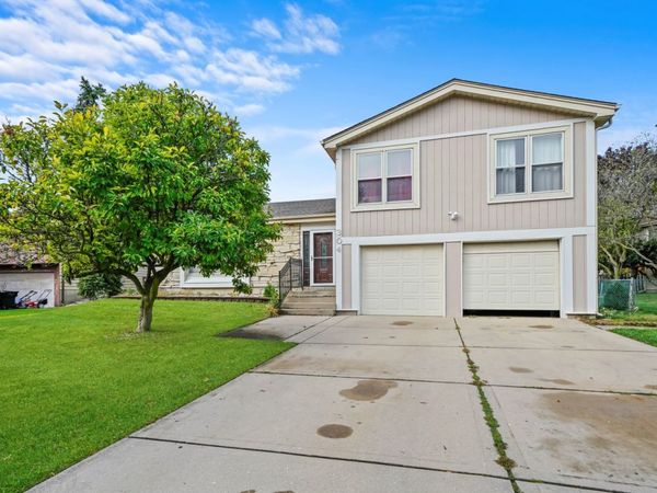 304 Sutherland Lane, Bloomingdale, IL 60108