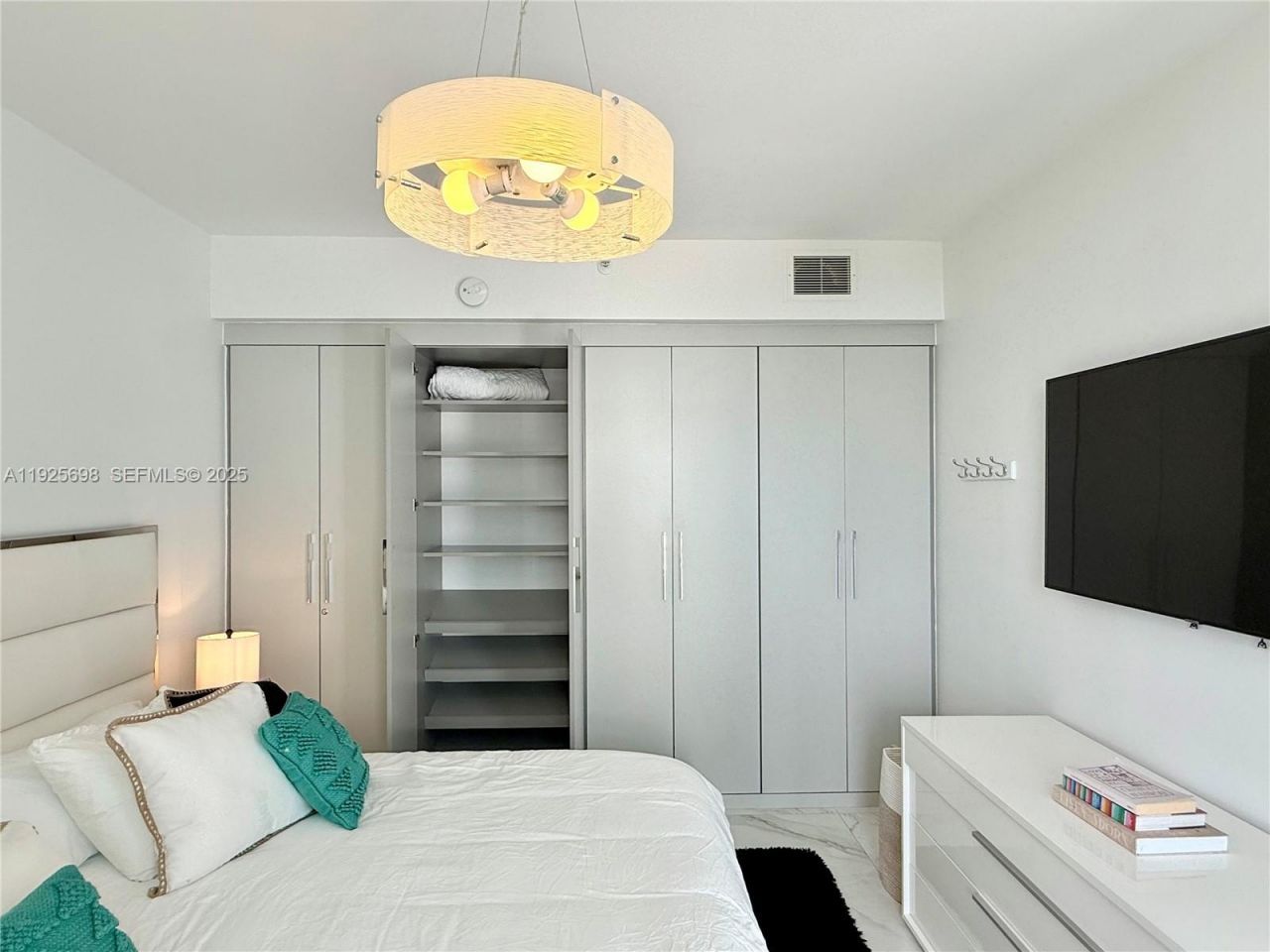 225 Collins Ave, Unit 6J, Miami Beach, FL 33139 Photo