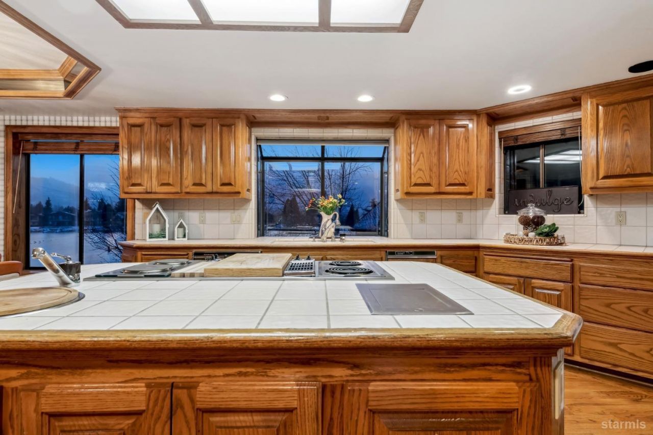 222 Beach Drive, South Lake Tahoe, CA 96150 Photo