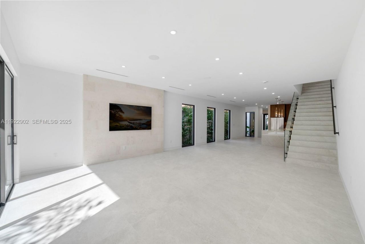 2610 SW 17th St, Miami, FL 33145 Photo