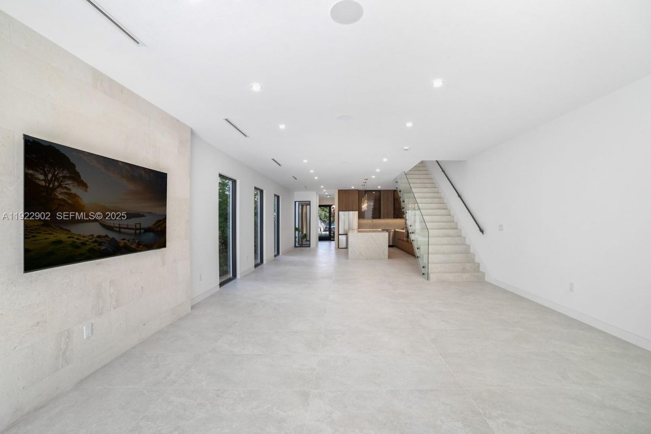 2610 SW 17th St, Miami, FL 33145 Photo