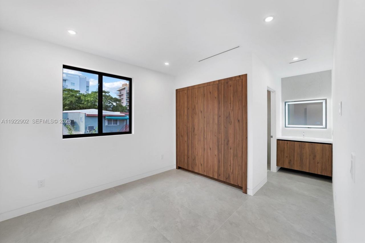 2610 SW 17th St, Miami, FL 33145 Photo