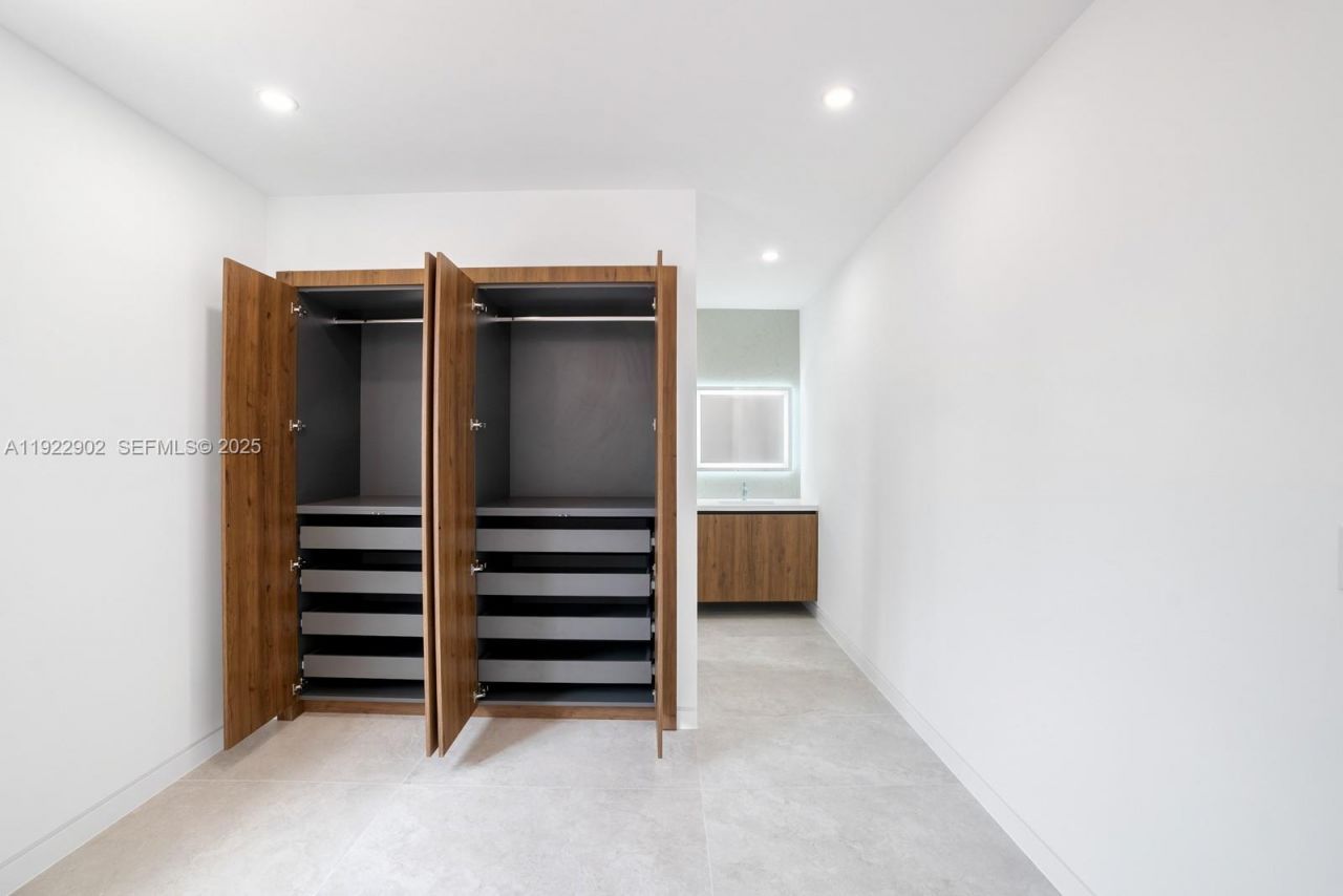 2610 SW 17th St, Miami, FL 33145 Photo