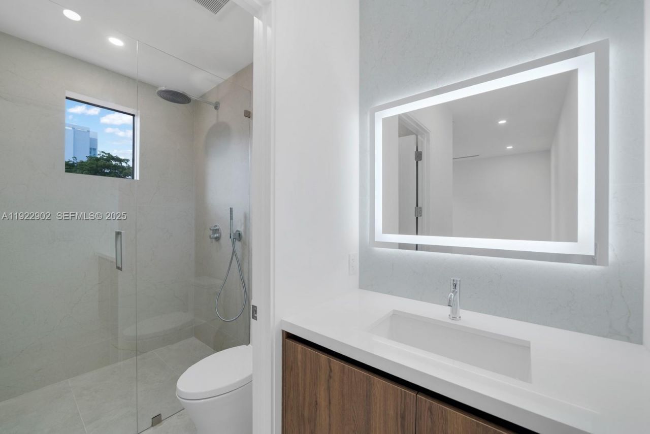 2610 SW 17th St, Miami, FL 33145 Photo