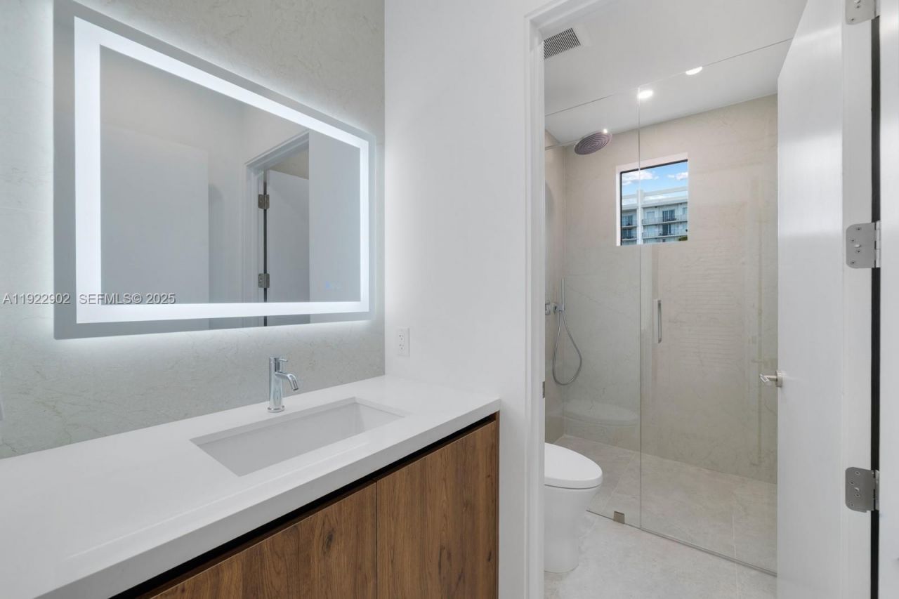 2610 SW 17th St, Miami, FL 33145 Photo