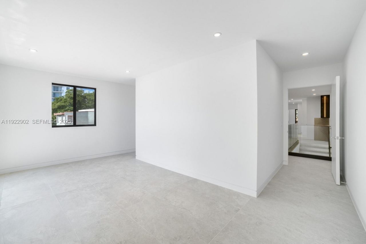 2610 SW 17th St, Miami, FL 33145 Photo