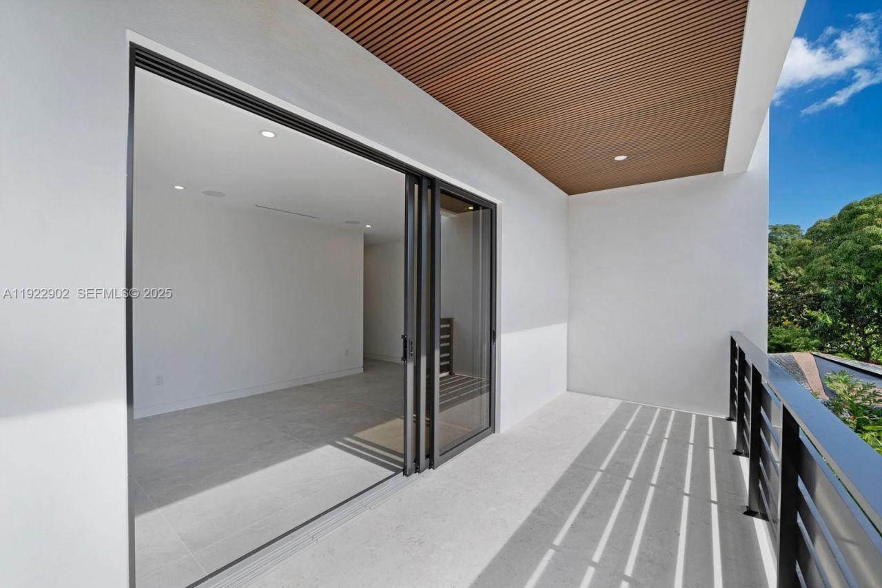 2610 SW 17th St, Miami, FL 33145 Photo