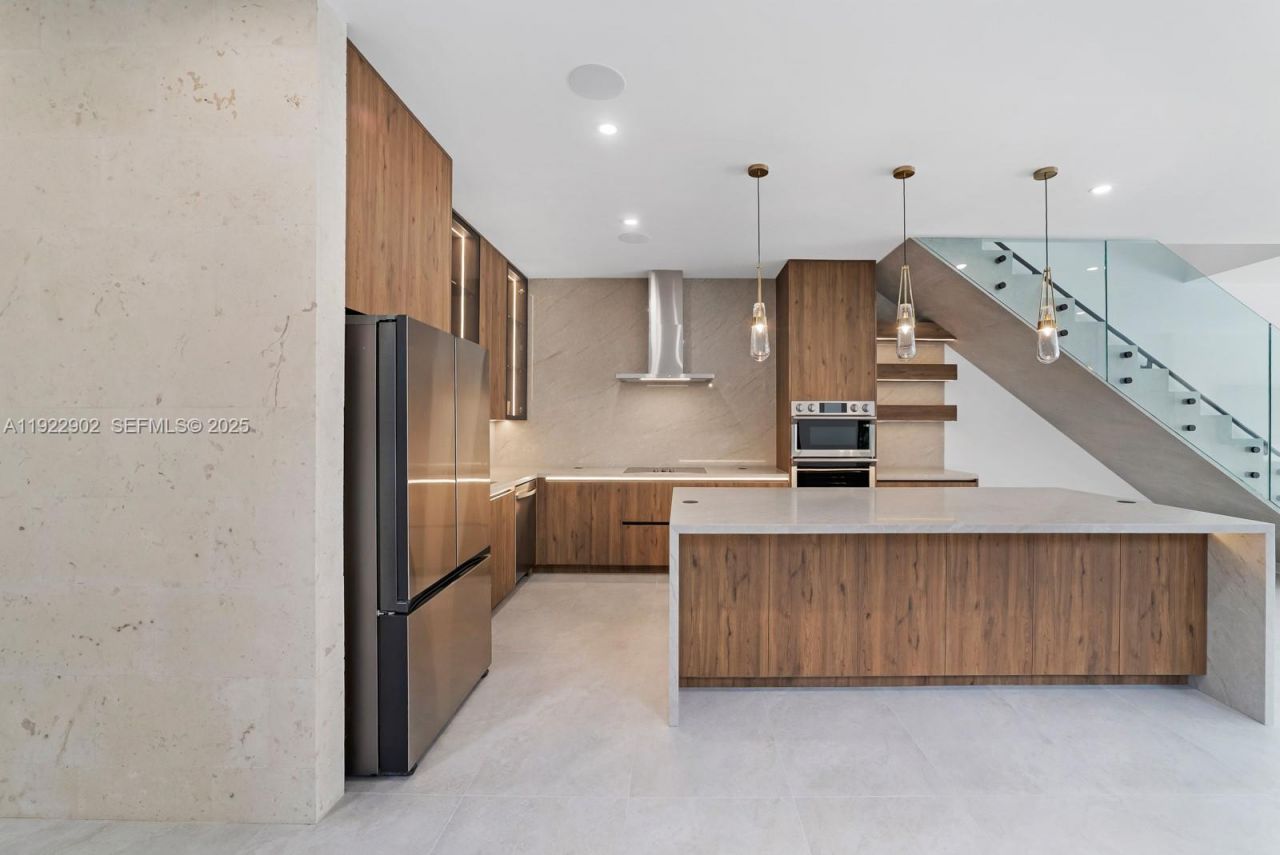 2610 SW 17th St, Miami, FL 33145 Photo