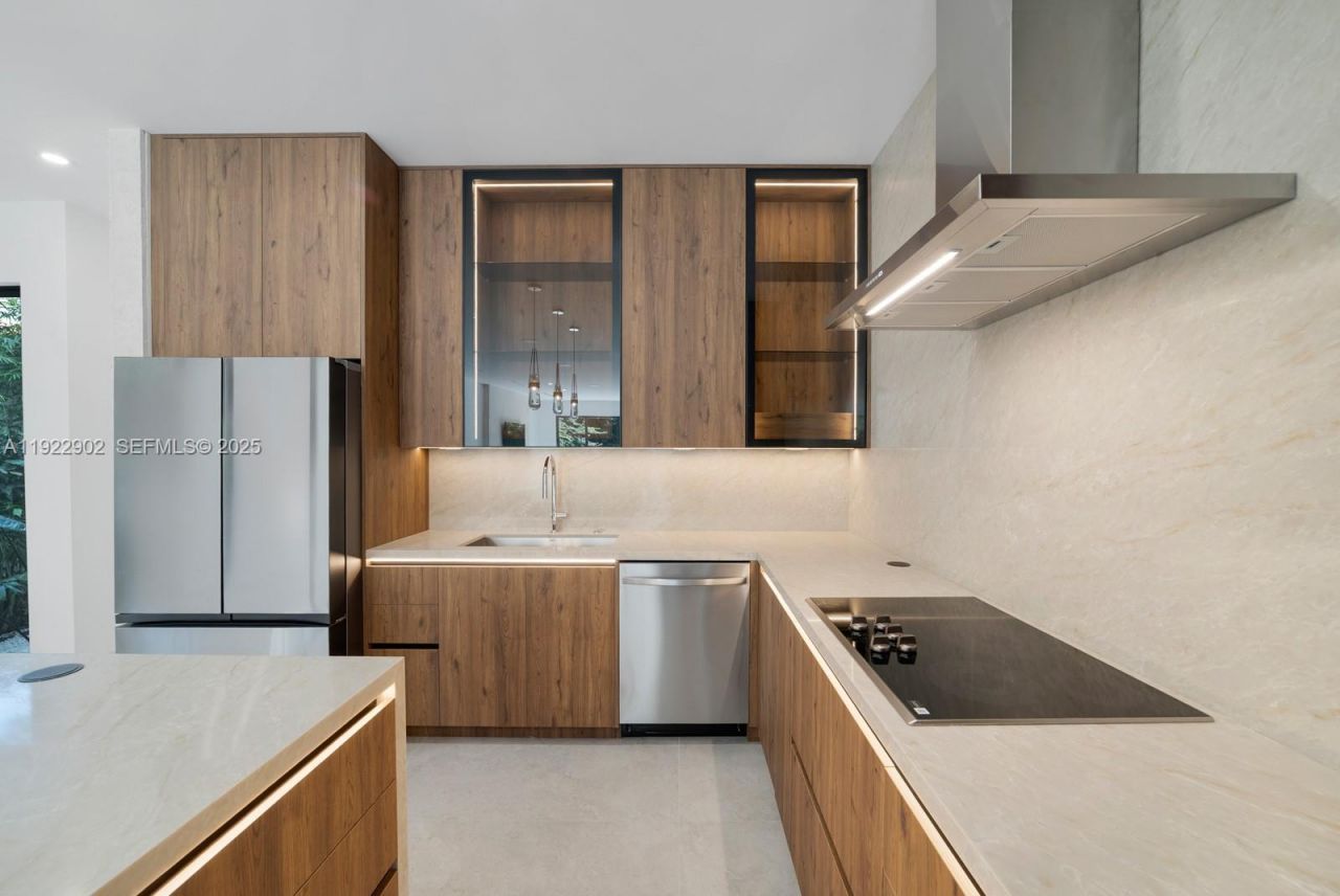 2610 SW 17th St, Miami, FL 33145 Photo