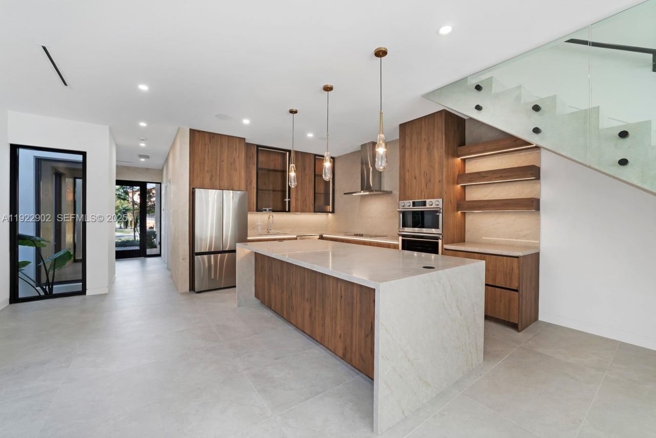 2610 SW 17th St, Miami, FL 33145 Photo