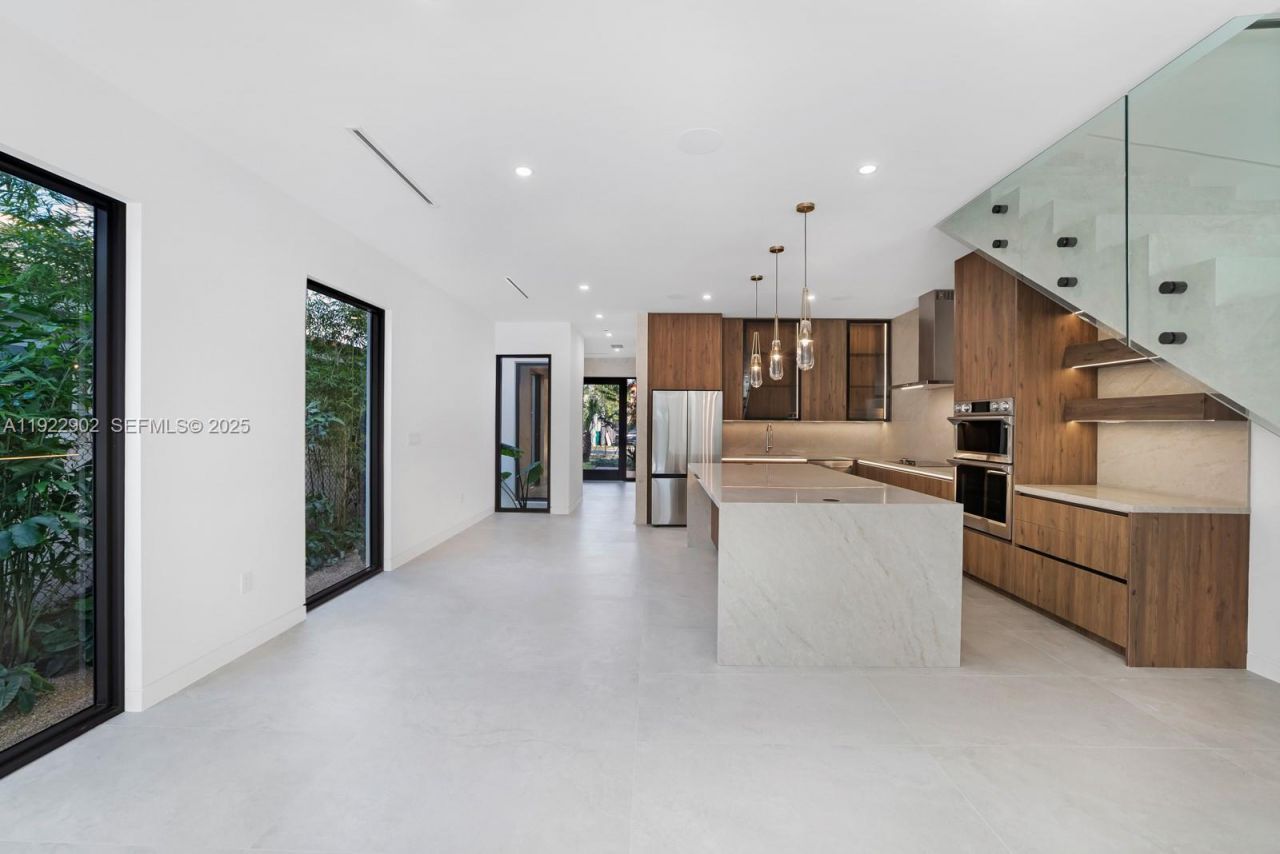 2610 SW 17th St, Miami, FL 33145 Photo