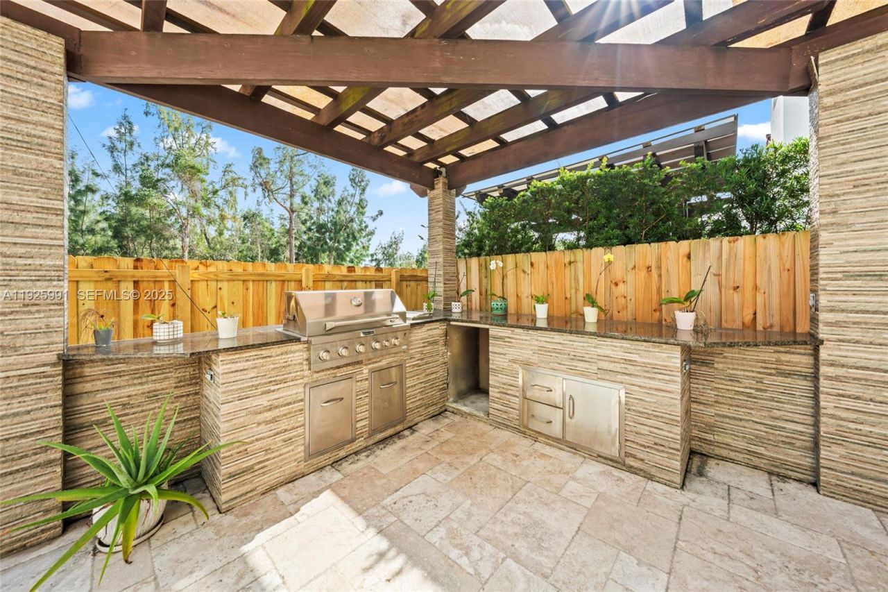 6933 NW 104th Ct, Doral, FL 33178 Photo