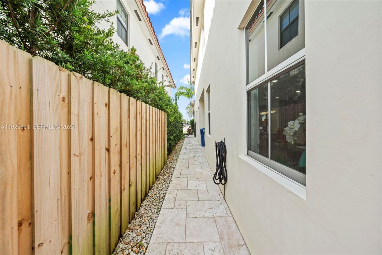 6933 NW 104th Ct, Doral, FL 33178 Photo