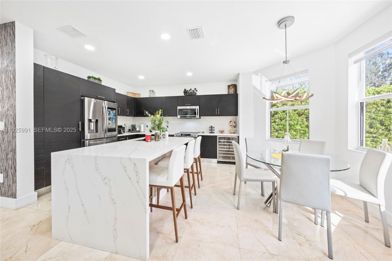 6933 NW 104th Ct, Doral, FL 33178 Photo