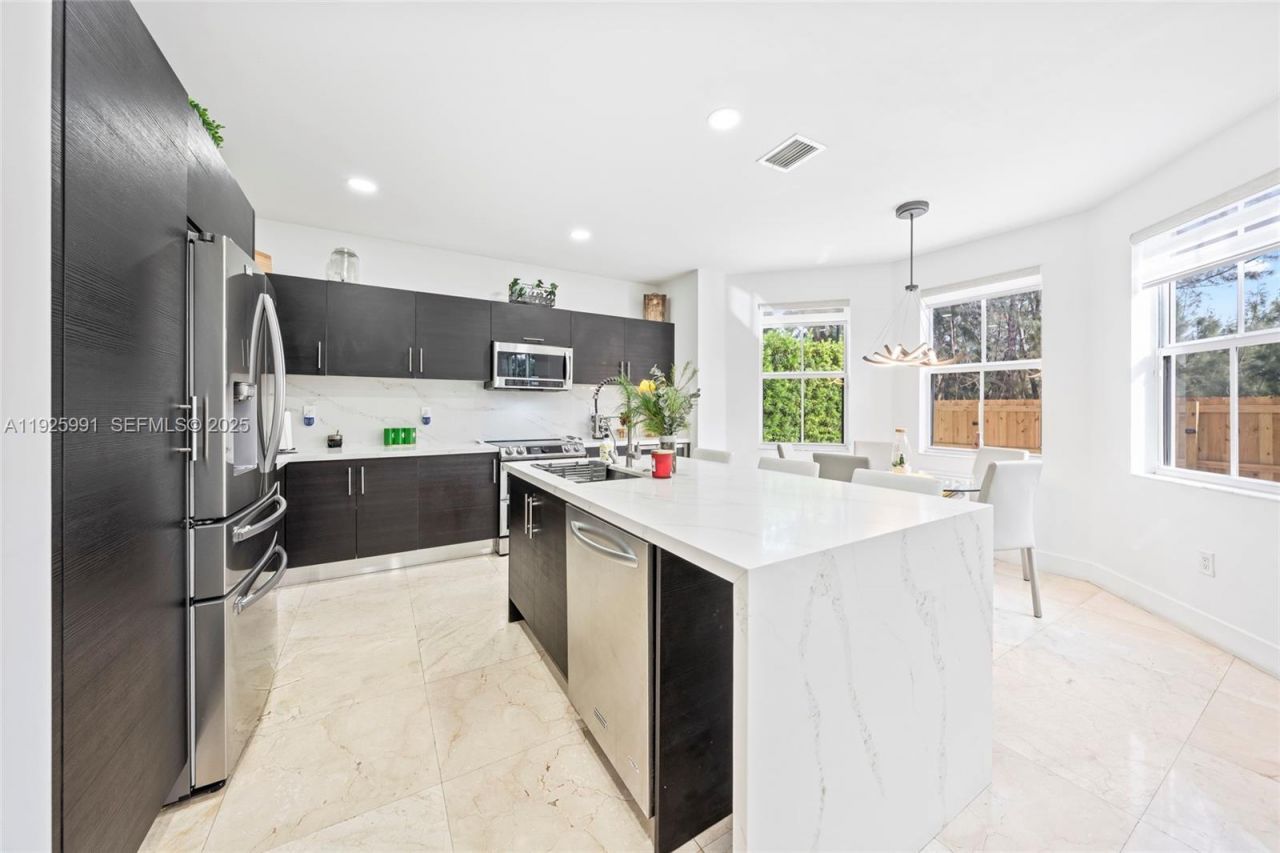 6933 NW 104th Ct, Doral, FL 33178 Photo