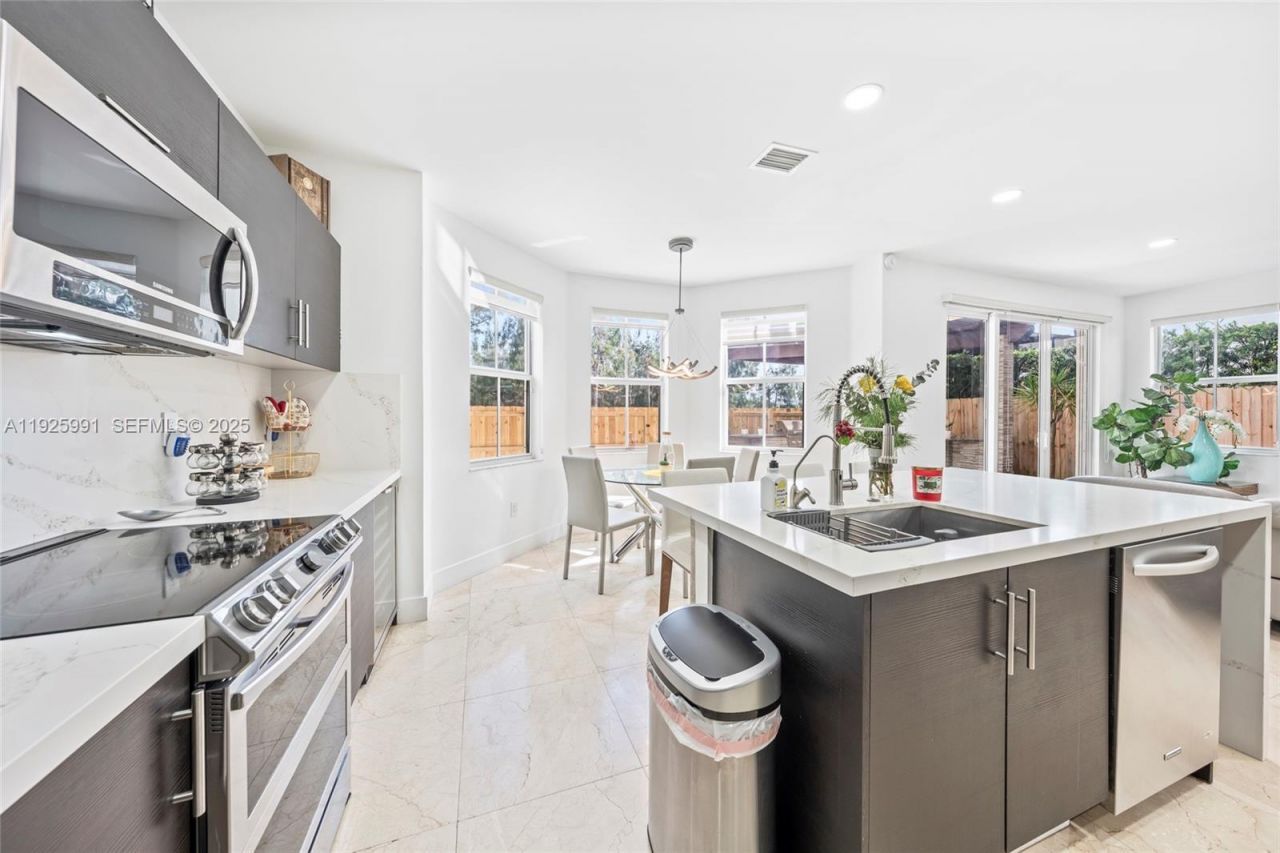 6933 NW 104th Ct, Doral, FL 33178 Photo