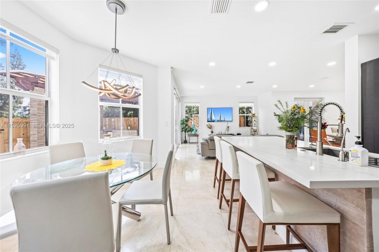 6933 NW 104th Ct, Doral, FL 33178 Photo