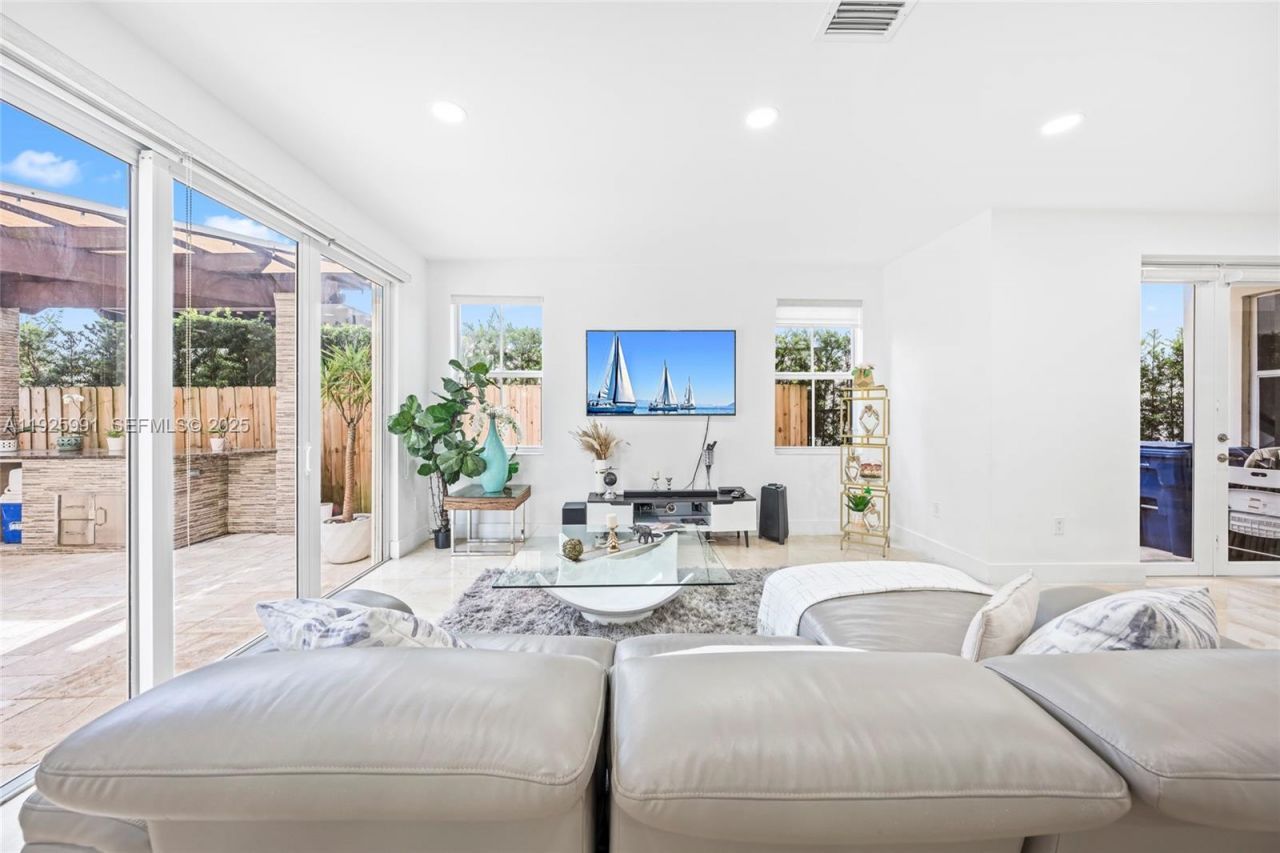 6933 NW 104th Ct, Doral, FL 33178 Photo