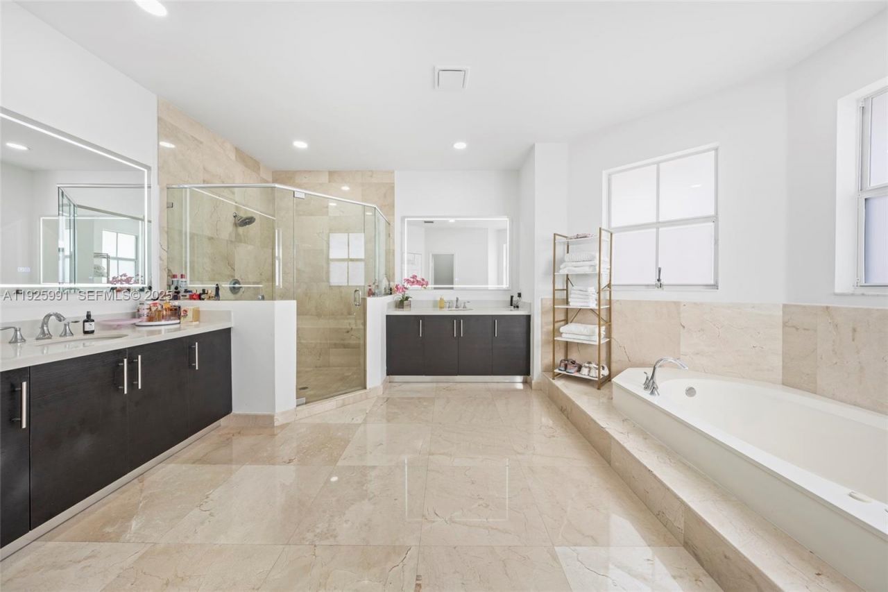 6933 NW 104th Ct, Doral, FL 33178 Photo