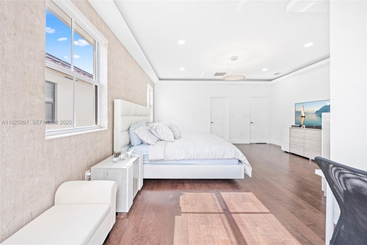 6933 NW 104th Ct, Doral, FL 33178 Photo