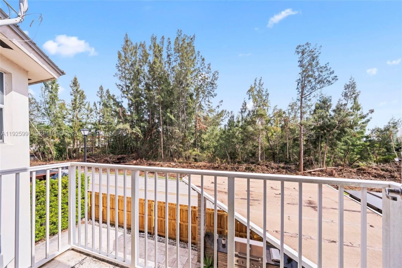 6933 NW 104th Ct, Doral, FL 33178 Photo