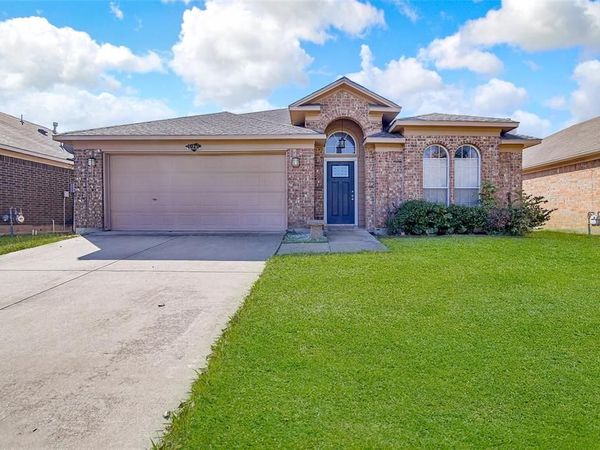 1025 Highland Station Drive, Saginaw, TX 76131