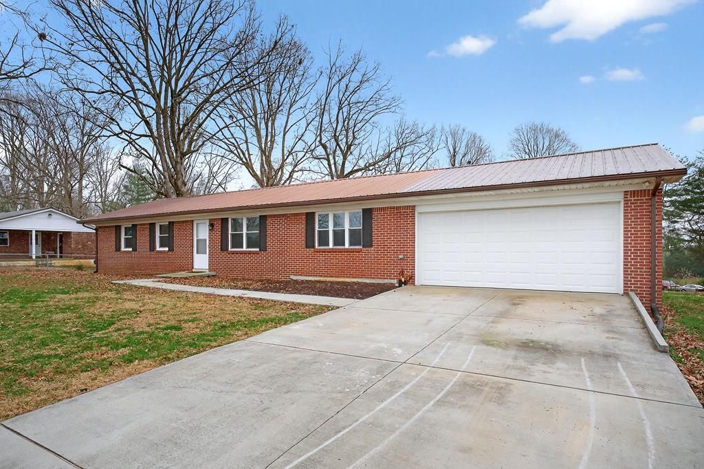 131 Jennifer St, Livingston, TN 38570 Main Photo