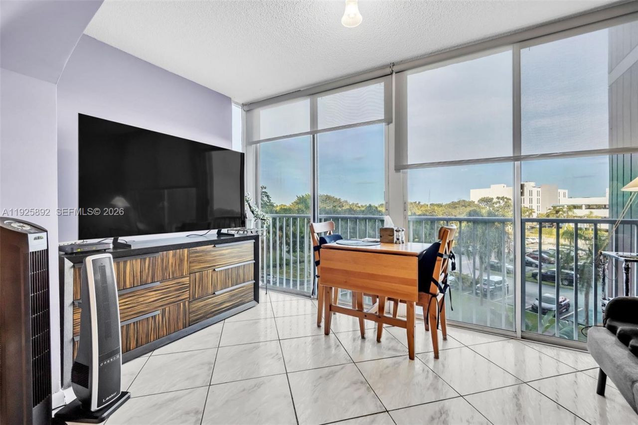 3850 Washington St, Unit 409, Hollywood, FL 33021 Photo