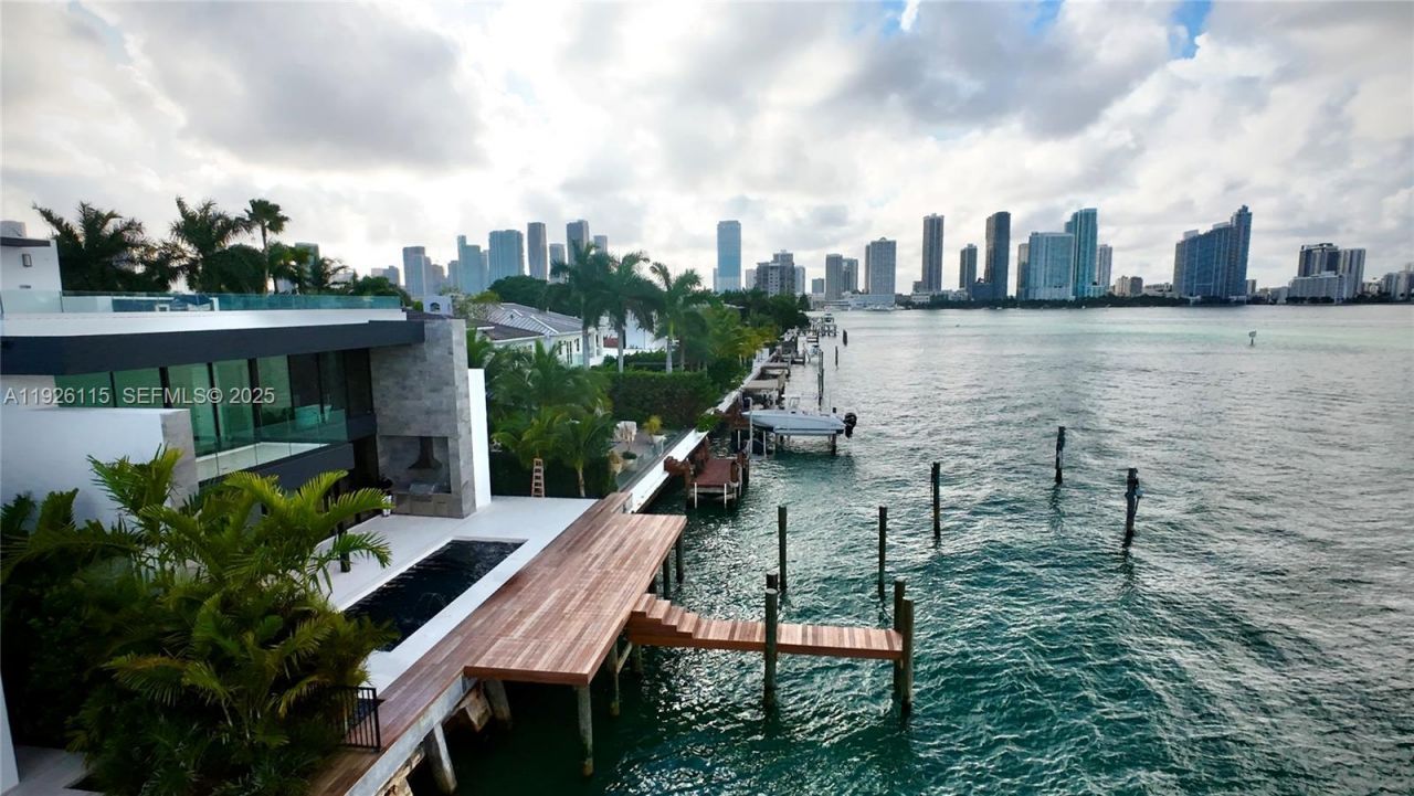 1041 N Venetian Dr, Miami, FL 33139 Photo